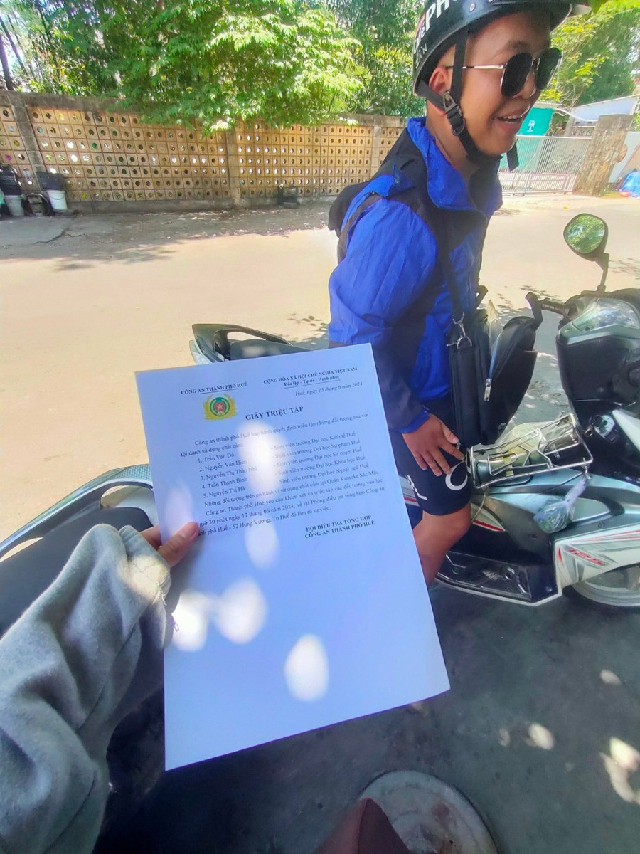 Giấy triệu tập giả mà Long đưa cho nữ sinh Q để làm việc. Giấy triệu tập giả mà Long đưa cho nữ sinh Q để làm việc.