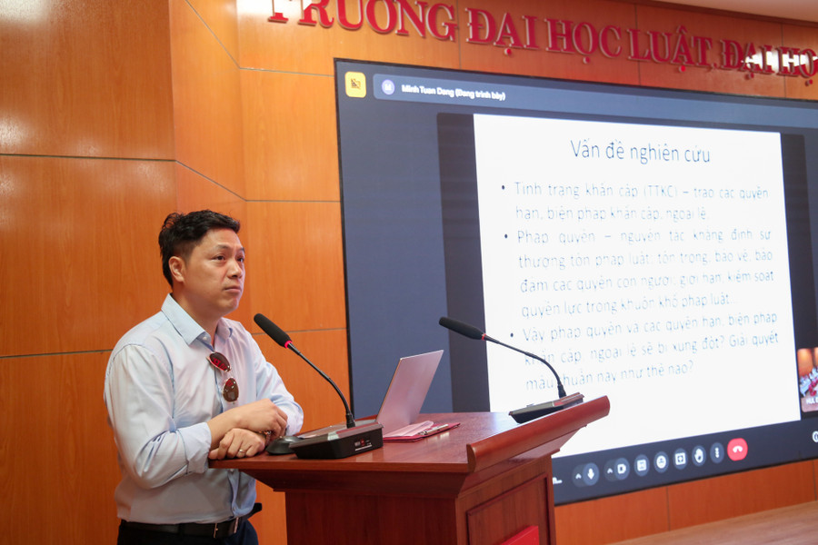 PGS.TS. Đặng Minh Tuấn - Trường ĐH Luật, ĐH quốc gia Hà Nội trình bày tham luận: "Pháp quyền trong tình trạng khẩn cấp: Khung lý luận và các thách thức đặt ra". PGS.TS. Đặng Minh Tuấn - Trường ĐH Luật, ĐH quốc gia Hà Nội trình bày tham luận: "Pháp quyền trong tình trạng khẩn cấp: Khung lý luận và các thách thức đặt ra".