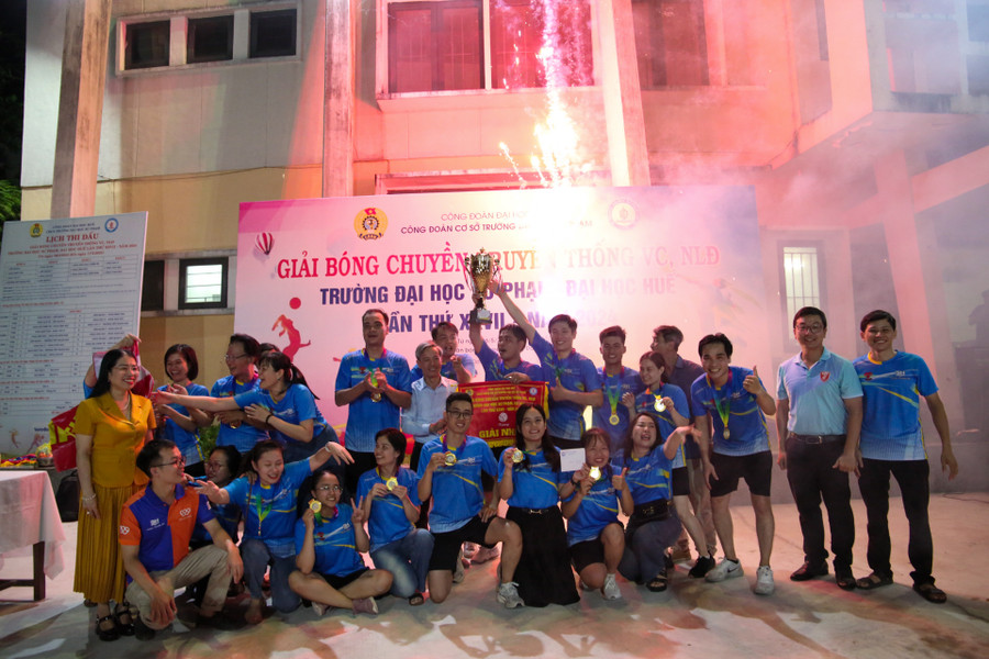 Ban tổ chức trao giải Nhất cho đội của Trường THPT Thuận Hóa.