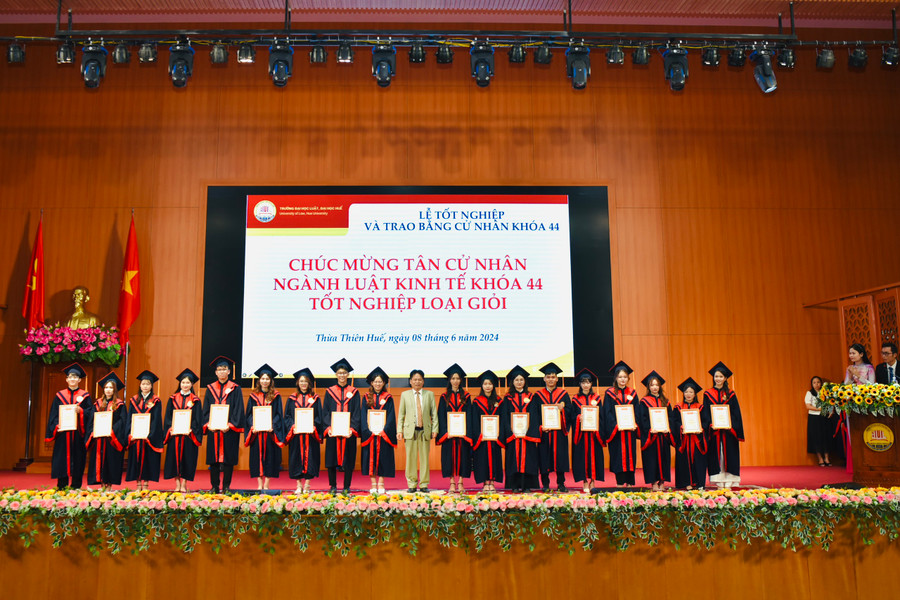 Các sinh viên Luật Kinh tế.