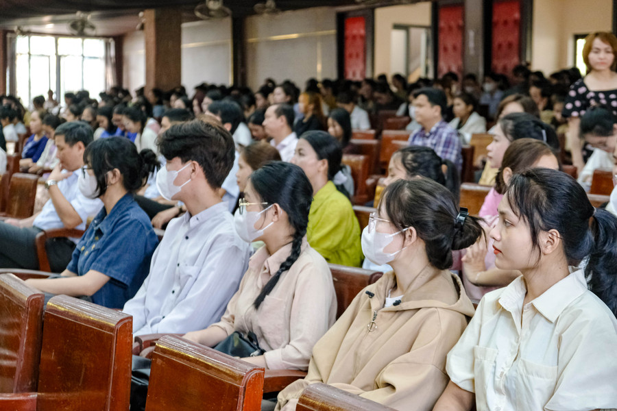 Đông đảo học sinh, sinh viên chăm chú lắng nghe những chia sẻ, câu chuyện về Bác Hồ. Đông đảo học sinh, sinh viên chăm chú lắng nghe những chia sẻ, câu chuyện về Bác Hồ.