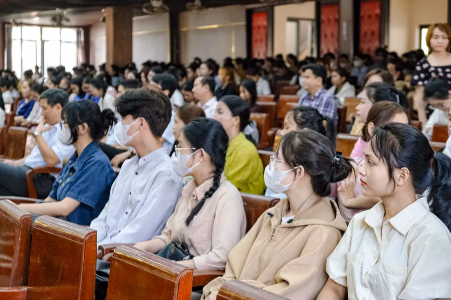 Đông đảo học sinh, sinh viên chăm chú lắng nghe những chia sẻ, câu chuyện về Bác Hồ.