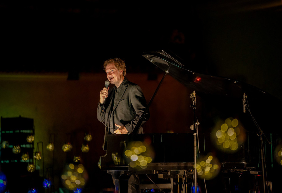 Nghệ sĩ giao lưu với khán giả. Nghệ sĩ giao lưu với khán giả.