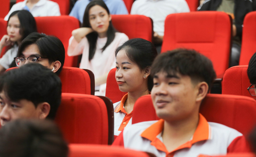 Các sinh viên hứng thú với ngành Công nghệ bán dẫn.