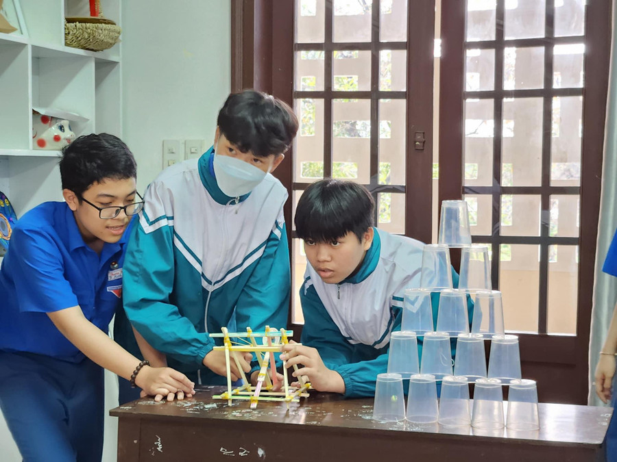 Một tiết học theo định hướng giáo dục STEM dành cho học sinh. Một tiết học theo định hướng giáo dục STEM dành cho học sinh.