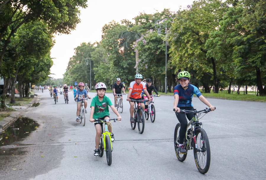 Phụ huynh và học sinh hào hứng tham gia cuộc tuần hành đạp xe. Phụ huynh và học sinh hào hứng tham gia cuộc tuần hành đạp xe.