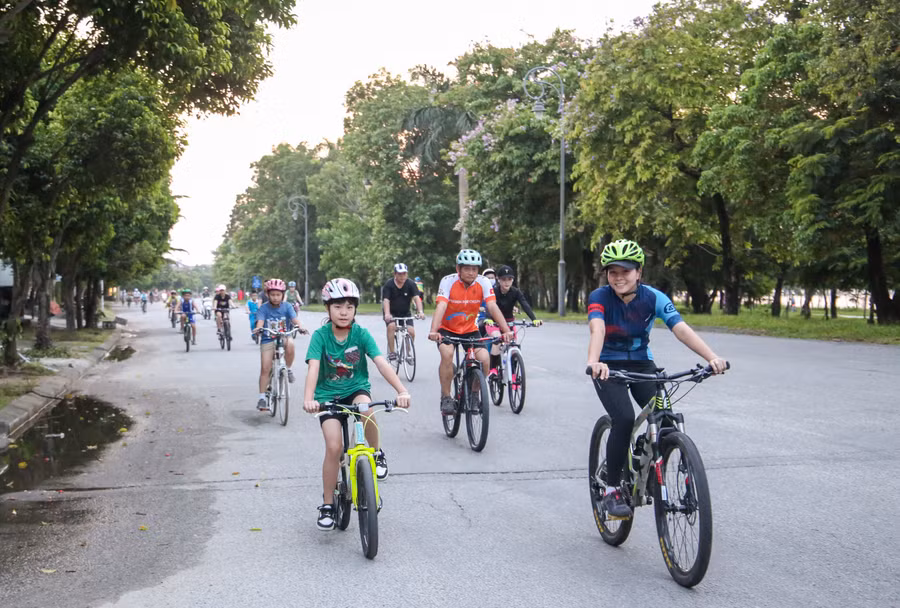 Phụ huynh và học sinh hào hứng tham gia cuộc tuần hành đạp xe.