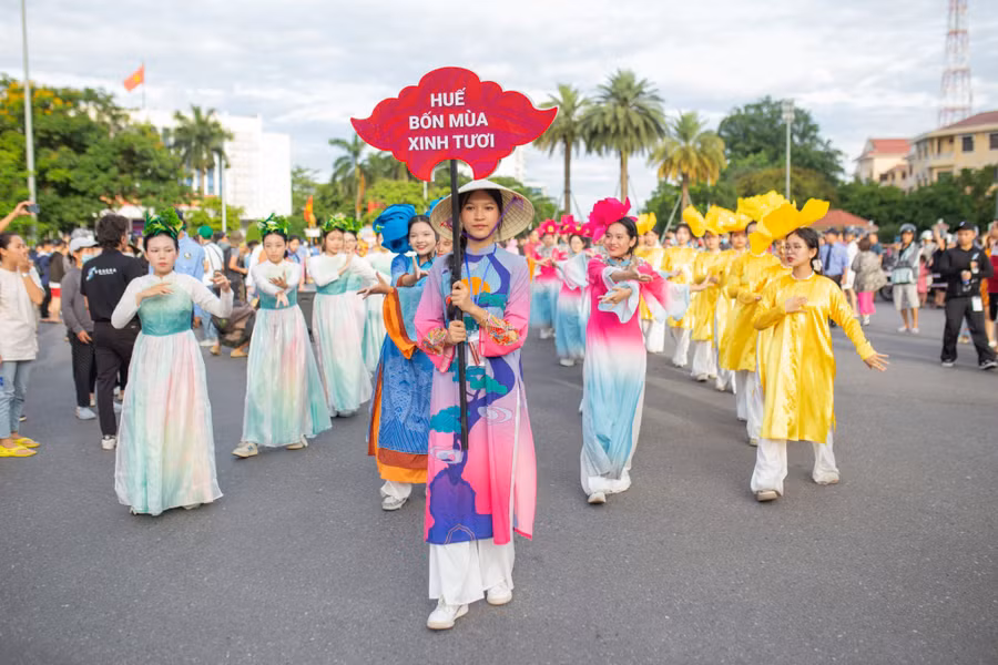 Festival Huế được tổ chức định kỳ 1 năm 4 lần. Đoàn Huế với slogan "Huế bốn mùa xinh tươi".