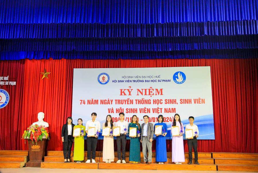 Trao tặng giấy chứng nhận cho sinh viên đạt giải thưởng Sao tháng Giêng. Trao tặng giấy chứng nhận cho sinh viên đạt giải thưởng Sao tháng Giêng.