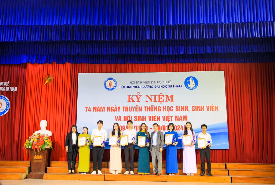 Trao tặng giấy chứng nhận cho sinh viên đạt giải thưởng Sao tháng Giêng.