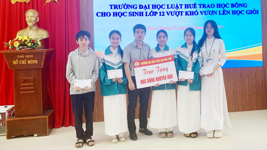 Trong hoạt động tuyển sinh hướng nghiệp, Trường ĐH Luật, ĐH Huế đã trao rất nhiều suất học bổng khuyến học nhằm động viên các em học sinh nghèo vượt khó có động lực tiếp tục con đường chinh phục tri thức.