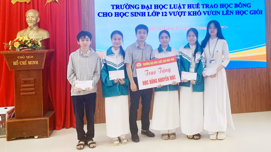 Trong hoạt động tuyển sinh hướng nghiệp, Trường ĐH Luật, ĐH Huế đã trao rất nhiều suất học bổng khuyến học nhằm động viên các em học sinh nghèo vượt khó có động lực tiếp tục con đường chinh phục tri thức.