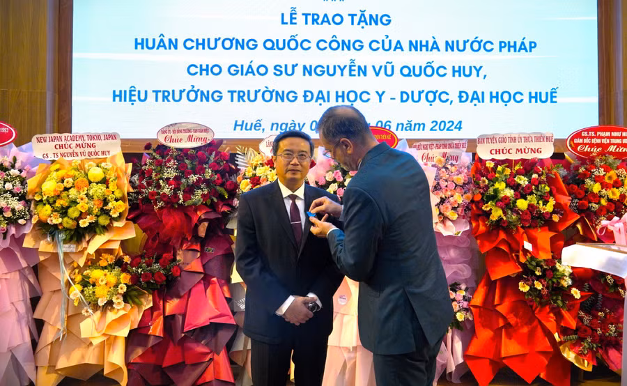 Ngài Olivier Brochet, Đại sứ Cộng hòa Pháp tại Việt Nam trao tặng Huân chương Công trạng Quốc gia, tước hiệu Hiệp sĩ cho GS.TS Nguyễn Vũ Quốc Huy, Hiệu trưởng ĐH Y - Dược, ĐH Huế. 