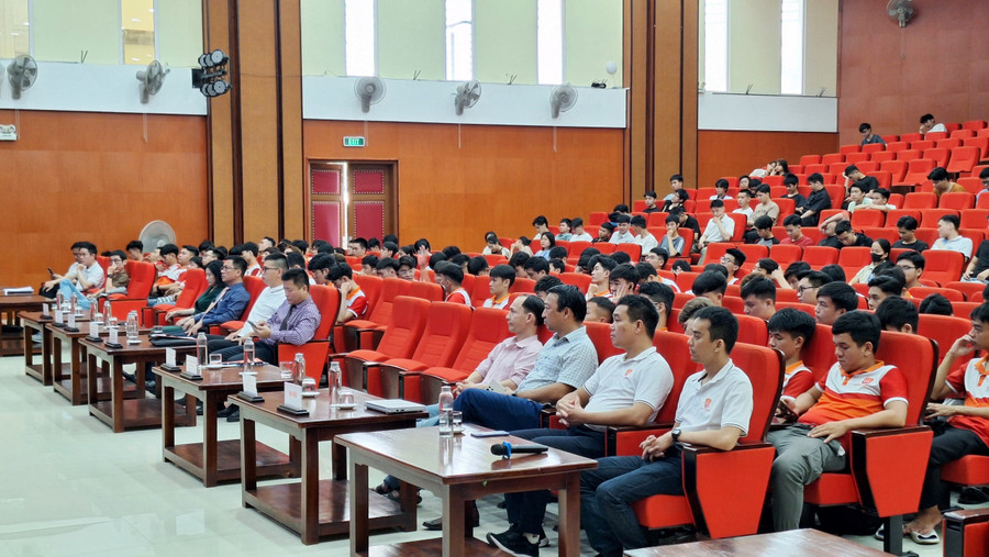 Nhiều câu chuyện về tiềm năng và thách thức trong đào tạo nhân lực ngành vi mạch bán dẫn được chuyển tải hấp dẫn, bổ ích tại Hội nghị.