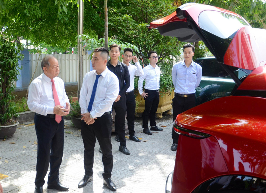 Các đại biểu tham quan các dòng xe ô tô mới, hiện đại bên lề buổi lễ.