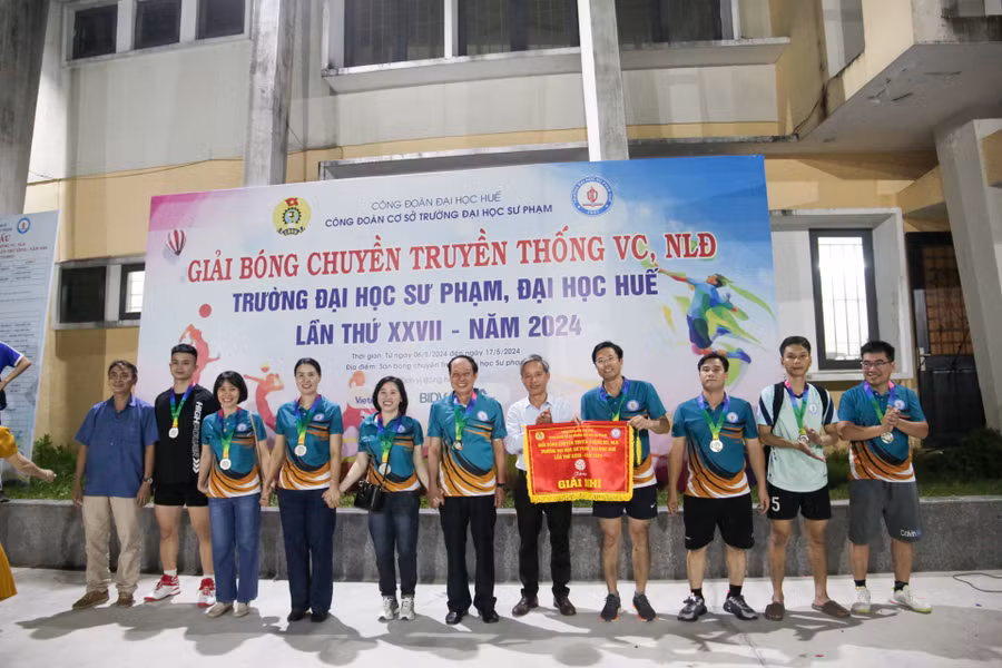 Giải Nhì thuộc về đội của Khoa Địa lý, Trường ĐH Sư phạm, ĐH Huế.