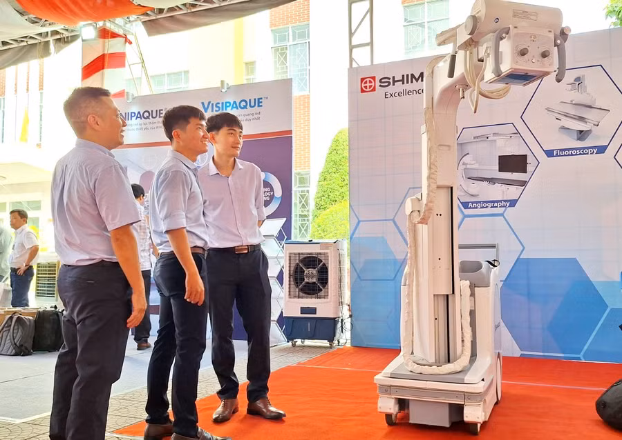 Các gian hàng trưng bày máy hiện đại về kỹ thuật hình ảnh y học.