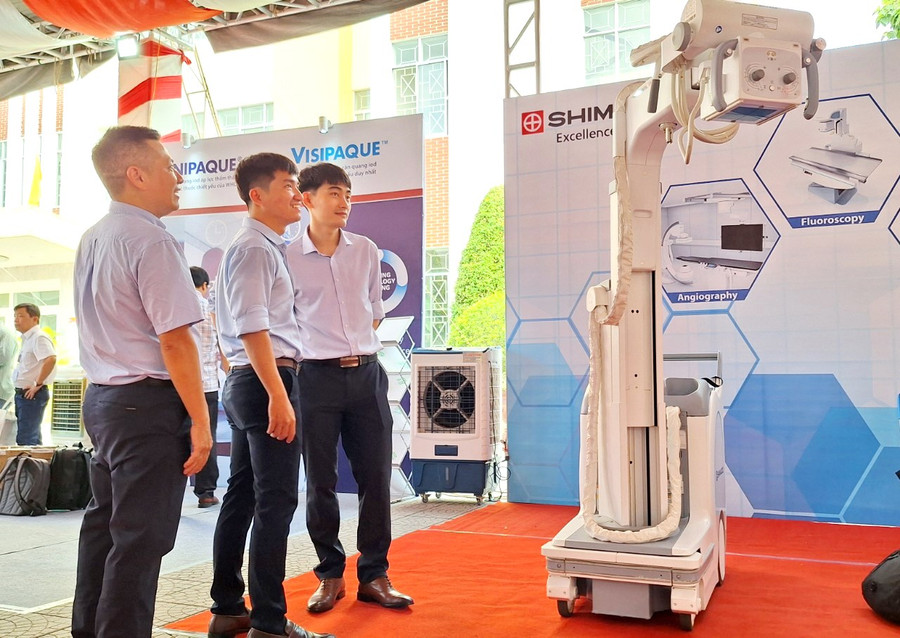 Các gian hàng trưng bày máy hiện đại về kỹ thuật hình ảnh y học. Các gian hàng trưng bày máy hiện đại về kỹ thuật hình ảnh y học.