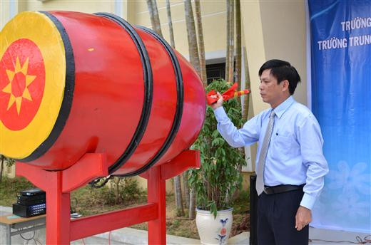 PGS.TS Nguyễn Văn Thuận - Nguyên Hiệu trưởng Trường THPT Thuận Hóa (trái) và TS Nguyễn Thị Thủy - Hiệu trưởng Trường THPT Thuận Hóa hiện nay (phải). PGS.TS Nguyễn Văn Thuận - Nguyên Hiệu trưởng Trường THPT Thuận Hóa (trái) và TS Nguyễn Thị Thủy - Hiệu trưởng Trường THPT Thuận Hóa hiện nay (phải).