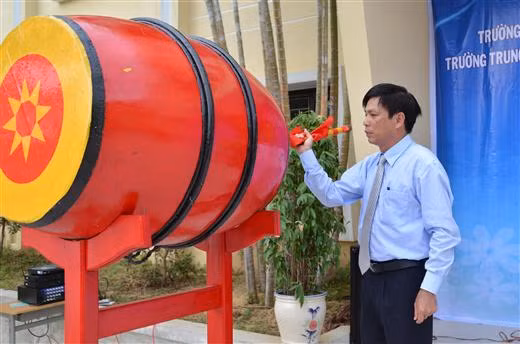 PGS.TS Nguyễn Văn Thuận - Nguyên Hiệu trưởng Trường THPT Thuận Hóa (trái) và TS Nguyễn Thị Thủy - Hiệu trưởng Trường THPT Thuận Hóa hiện nay (phải).