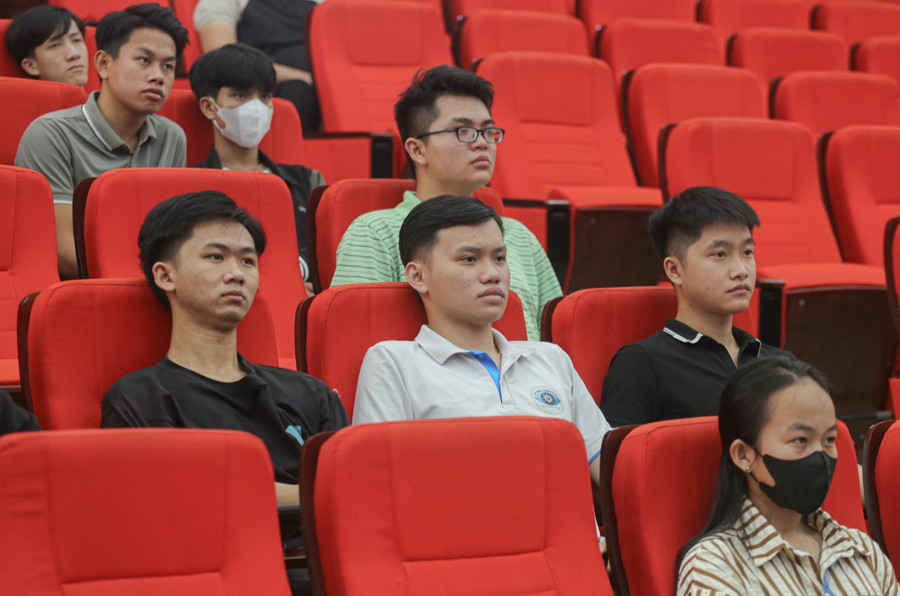 Sự chăm chú đến từ các thanh niên thế hệ trẻ.