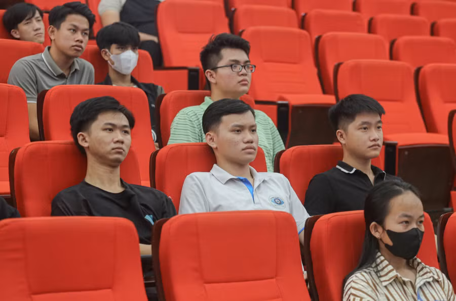 Sự chăm chú đến từ các thanh niên thế hệ trẻ.