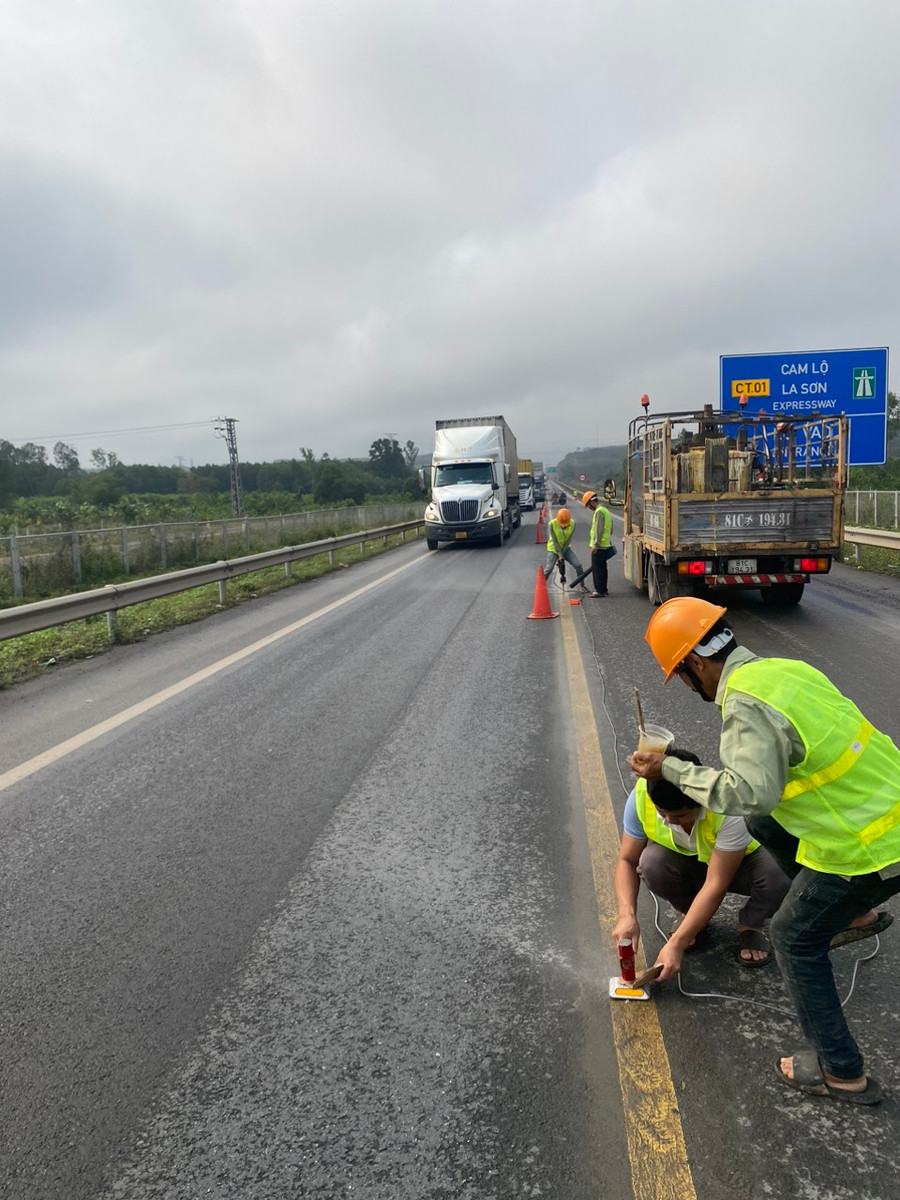 Đóng đinh phản quang giữa tim đường tại vị trí 2 làn xe.