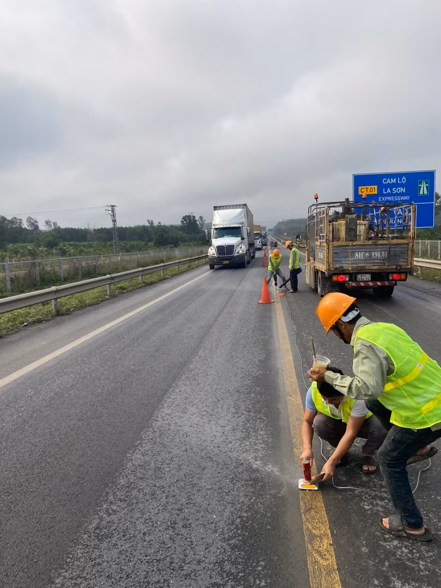 Đóng đinh phản quang giữa tim đường tại vị trí 2 làn xe.