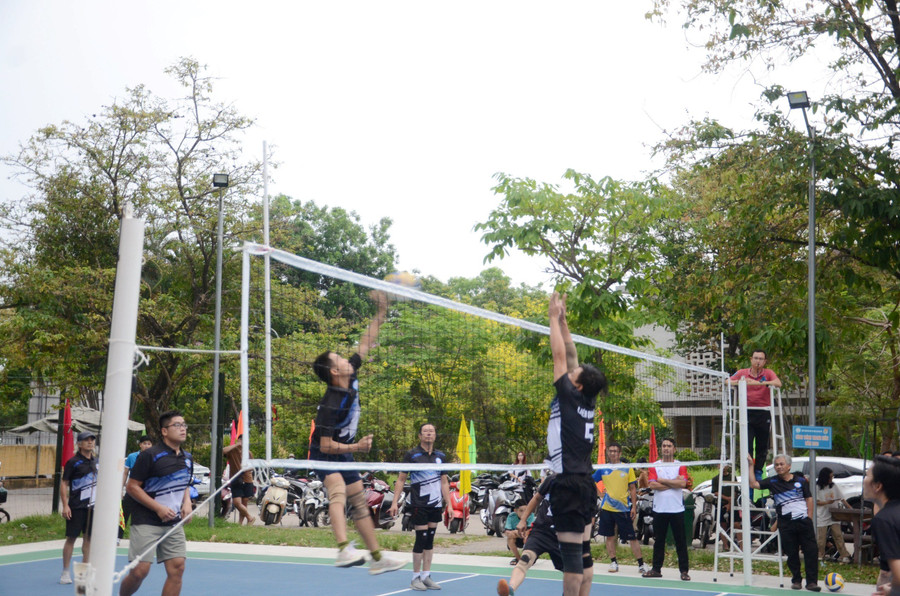 Các pha bóng quyết liệt giữa các đội dự thi sau lễ khai mạc. (Ảnh: Đ.Q)