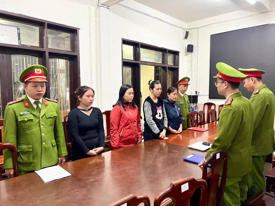 Công an đọc quyết định khởi tố, bắt tạm giam 4 phụ nữ về mua bán trái phép hóa đơn, chứng từ thu nộp ngân sách nhà nước. (Ảnh: CACC) 