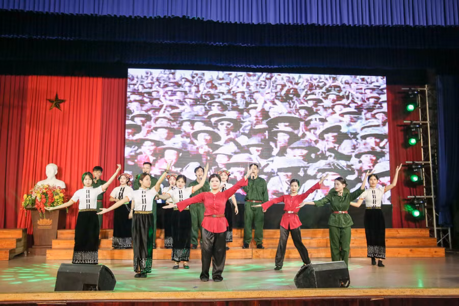 Biểu diễn văn nghệ kết hợp trình chiếu phim tài liệu về chiến dịch Điện Biên Phủ.