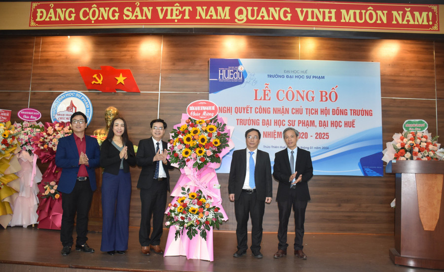 Lãnh đạo Trường ĐH Sư phạm, ĐH Huế tặng hoa chúc mừng GS.TS Dương Tuấn Quang. Lãnh đạo Trường ĐH Sư phạm, ĐH Huế tặng hoa chúc mừng GS.TS Dương Tuấn Quang.