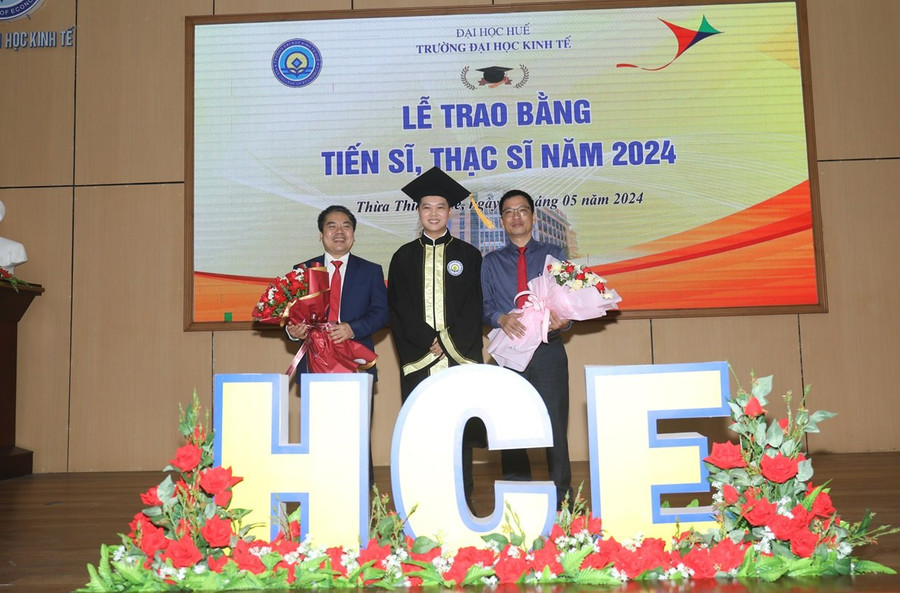 Trao bằng cho tân thạc sĩ. Trao bằng cho tân thạc sĩ.