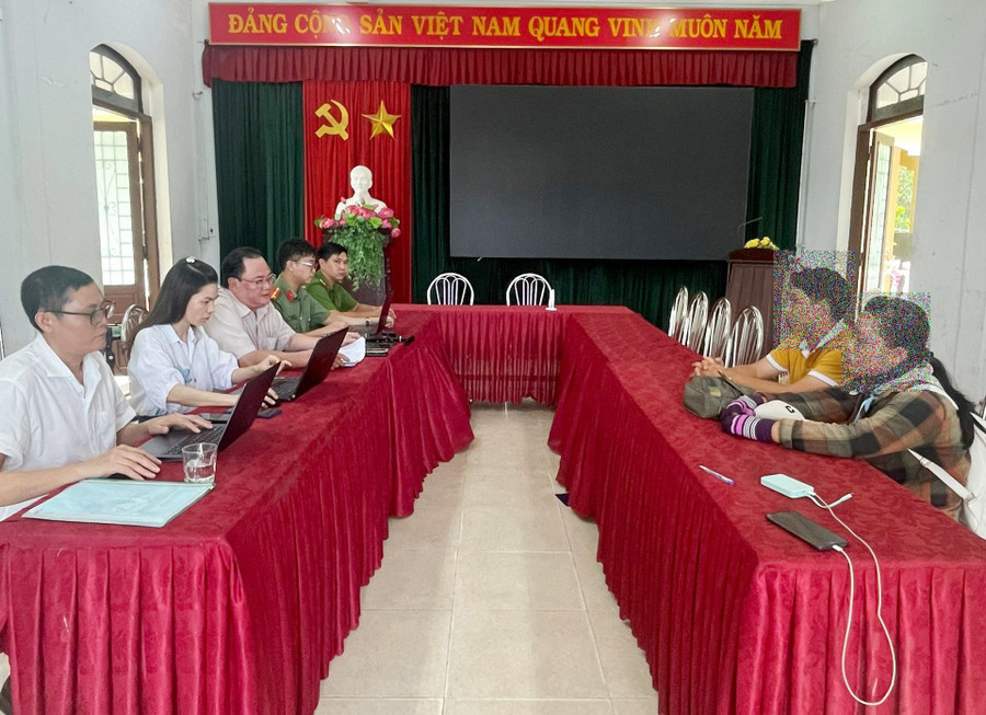 Thanh tra Sở Thông tin và Truyền thông tỉnh Thừa Thiên Huế cùng cơ quan chức năng làm việc, lập biên bản vi phạm hành chính ông N.V.T. (phải, chủ tài khoản Youtube) thông tin sai sự thật về "đoàn bộ hành" ông Thích Minh Tuệ. Thanh tra Sở Thông tin và Truyền thông tỉnh Thừa Thiên Huế cùng cơ quan chức năng làm việc, lập biên bản vi phạm hành chính ông N.V.T. (phải, chủ tài khoản Youtube) thông tin sai sự thật về "đoàn bộ hành" ông Thích Minh Tuệ.