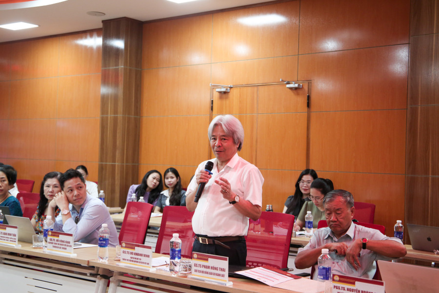 GS.TS Võ Khánh Vinh - nguyên Phó Chủ tịch Viện Hàn lâm Khoa học xã hội Việt Nam chia sẻ ý kiến tại hội thảo về vấn đề pháp quyền trong tình trạng khẩn cấp ở Việt Nam. GS.TS Võ Khánh Vinh - nguyên Phó Chủ tịch Viện Hàn lâm Khoa học xã hội Việt Nam chia sẻ ý kiến tại hội thảo về vấn đề pháp quyền trong tình trạng khẩn cấp ở Việt Nam.