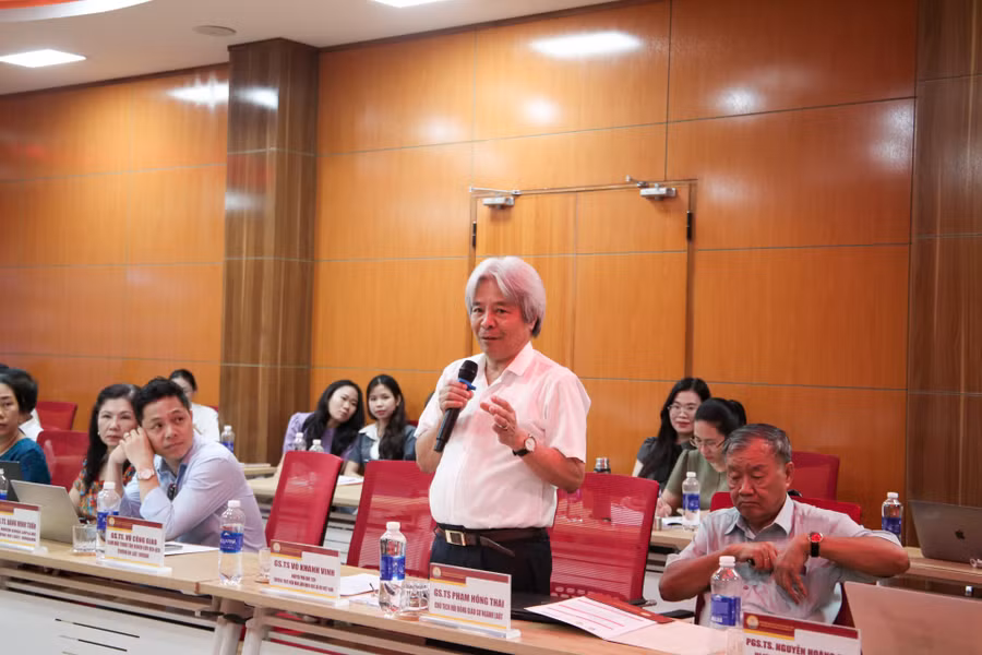 GS.TS Võ Khánh Vinh - nguyên Phó Chủ tịch Viện Hàn lâm Khoa học xã hội Việt Nam chia sẻ ý kiến tại hội thảo về vấn đề pháp quyền trong tình trạng khẩn cấp ở Việt Nam.