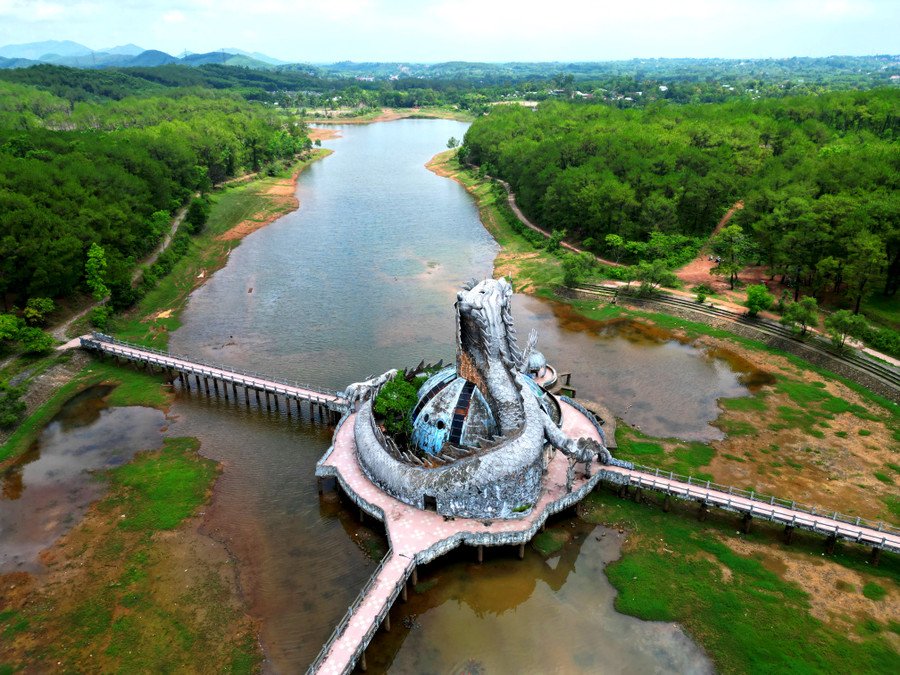 Công viên Hồ Thủy Tiên với đồi thông Thiên An xanh bao bọc cùng công trình tượng Rồng ma mị được nhiều báo chí quốc tế ca ngợi. Công viên Hồ Thủy Tiên với đồi thông Thiên An xanh bao bọc cùng công trình tượng Rồng ma mị được nhiều báo chí quốc tế ca ngợi.