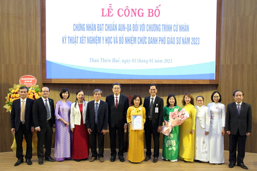 Lãnh đạo nhà Trường cùng Khoa chụp ảnh chúc mừng chương trình Cử nhân Kỹ thuật xét nghiệm Y học đạt chuẩn Đông Nam Á.