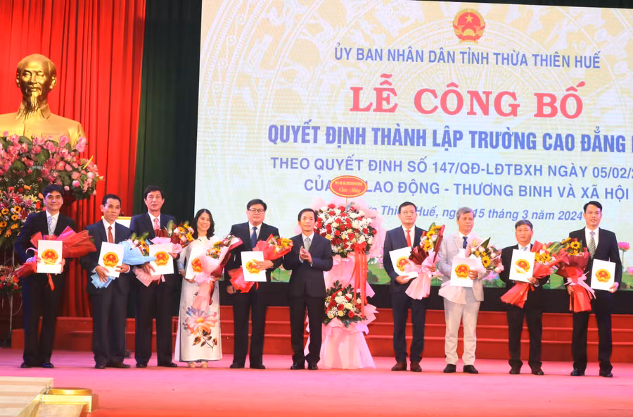 Ông Nguyễn Văn Phương, Chủ tịch UBND tỉnh Thừa Thiên Huế (giữa) chúc mừng Ban Giám hiệu Trường gồm ông Hoàng Bảo Hùng, Hiệu trưởng (thứ 5 từ trái qua) và 8 Phó Hiệu trưởng.