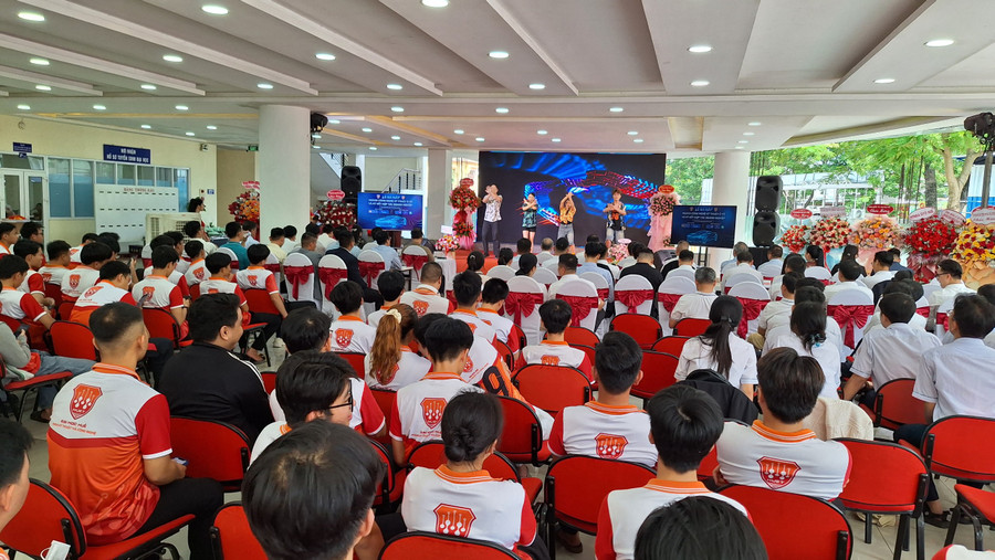 Văn nghệ mừng lễ ra mắt ngành học mới.