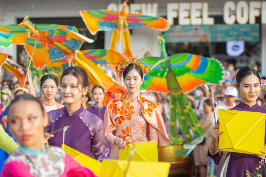 Thiếu nữ xứ Huế cầm đèn lồng và diều quảng diễn tại Lễ hội đường phố.