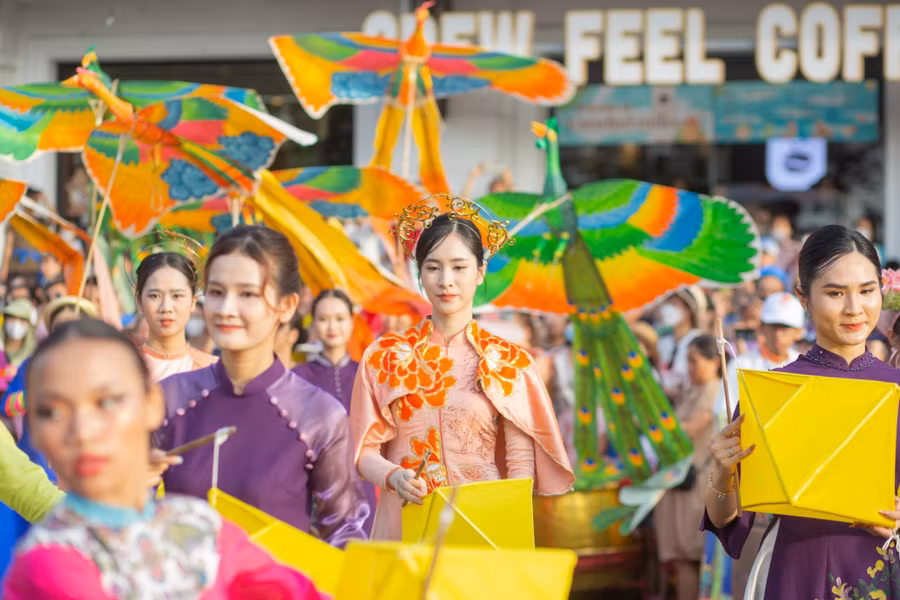 Thiếu nữ xứ Huế cầm đèn lồng và diều quảng diễn tại Lễ hội đường phố.