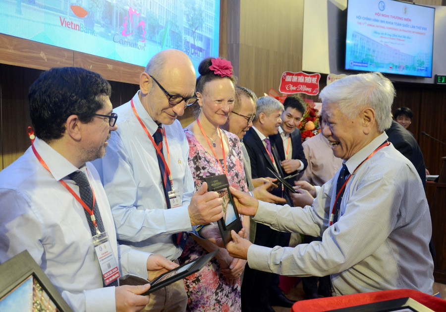 Tặng quà lưu niệm cho các chuyên gia quốc tế, báo cáo viên. Tặng quà lưu niệm cho các chuyên gia quốc tế, báo cáo viên.