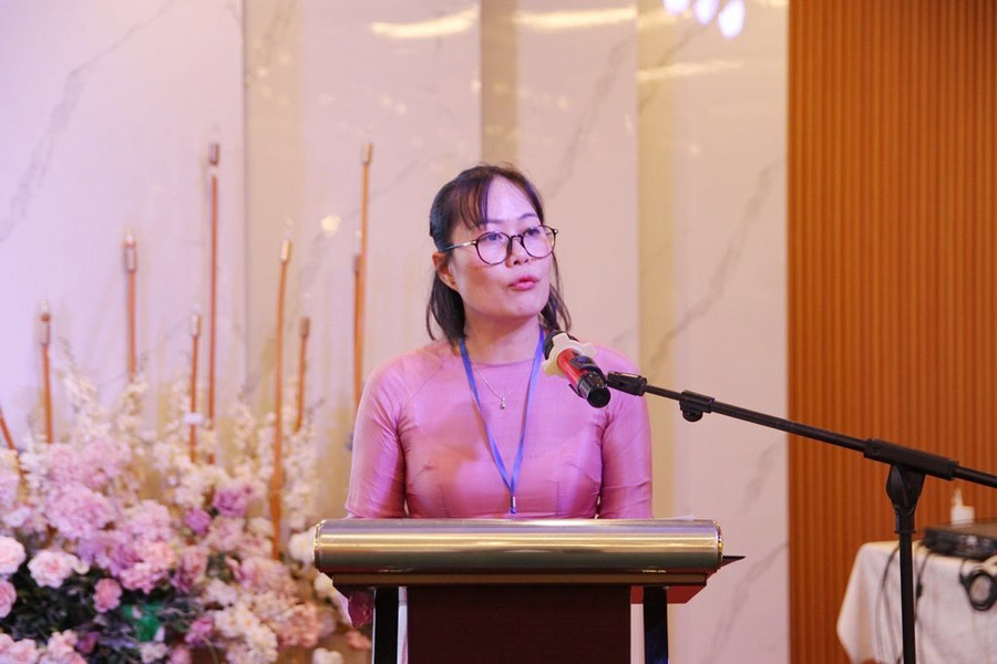 Khoa Trưởng Khoa Quốc tế - Đại học Huế - PGS.TS Nguyễn Hoàng Khánh Linh diễn giải tầm quan trọng xử lý rác bằng công nghệ thông minh ở các chợ đô thị miền Trung. (Ảnh: Đại Dương) Khoa Trưởng Khoa Quốc tế - Đại học Huế - PGS.TS Nguyễn Hoàng Khánh Linh diễn giải tầm quan trọng xử lý rác bằng công nghệ thông minh ở các chợ đô thị miền Trung. (Ảnh: Đại Dương)