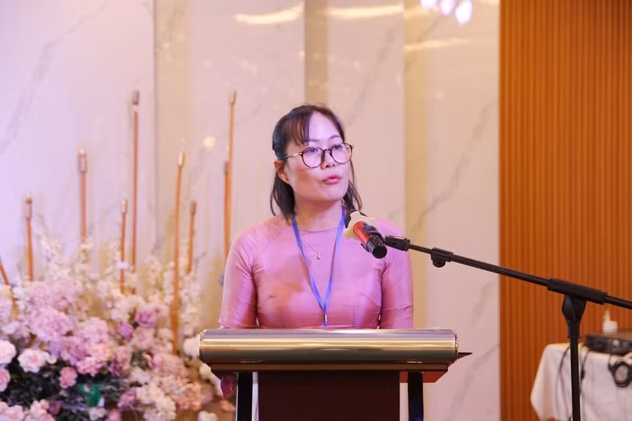 Khoa Trưởng Khoa Quốc tế - Đại học Huế - PGS.TS Nguyễn Hoàng Khánh Linh diễn giải tầm quan trọng xử lý rác bằng công nghệ thông minh ở các chợ đô thị miền Trung. (Ảnh: Đại Dương)