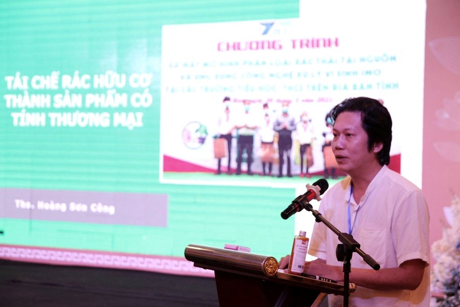 Ông Hoàng Sơn Công, Giám đốc Trung tâm Hỗ trợ khởi nghiệp và chuyển giao công nghệ ngành bán lẻ Việt Nam tham luận về tái chế rác hữu cơ thành sản phẩm có tính thương mại. Ông Hoàng Sơn Công, Giám đốc Trung tâm Hỗ trợ khởi nghiệp và chuyển giao công nghệ ngành bán lẻ Việt Nam tham luận về tái chế rác hữu cơ thành sản phẩm có tính thương mại.