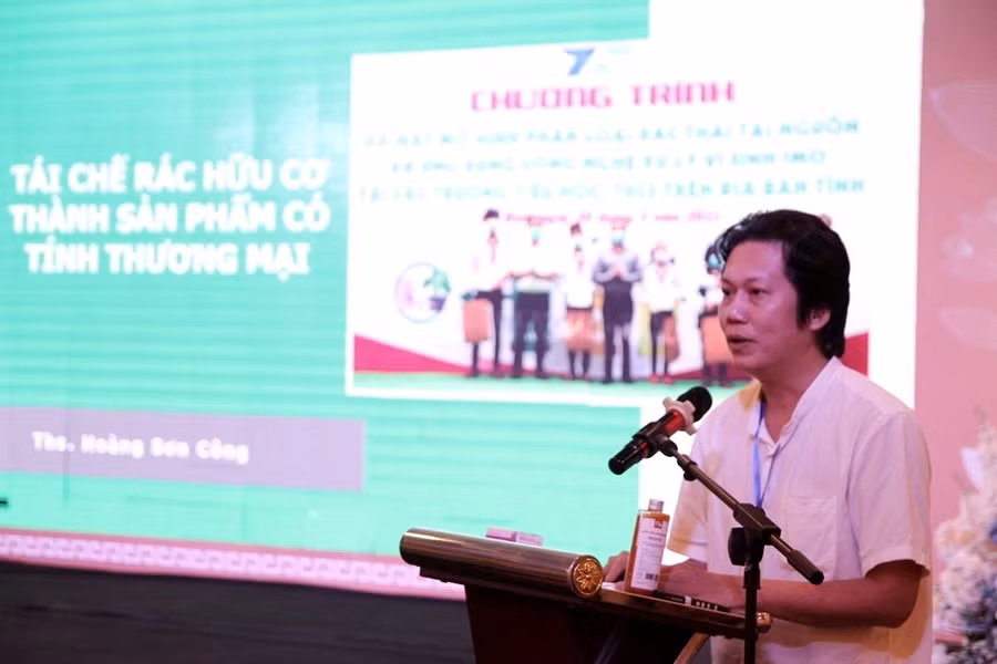 Ông Hoàng Sơn Công, Giám đốc Trung tâm Hỗ trợ khởi nghiệp và chuyển giao công nghệ ngành bán lẻ Việt Nam tham luận về tái chế rác hữu cơ thành sản phẩm có tính thương mại.