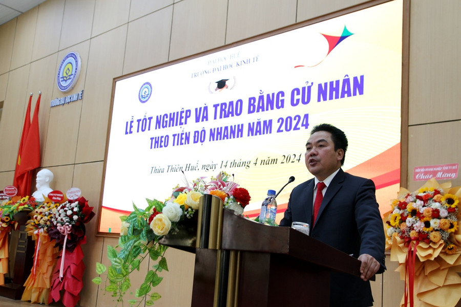 PGS.TS Trương Tấn Quân, Hiệu trưởng Trường ĐH Kinh tế, ĐH Huế phát biểu chúc mừng các tân cử nhân.