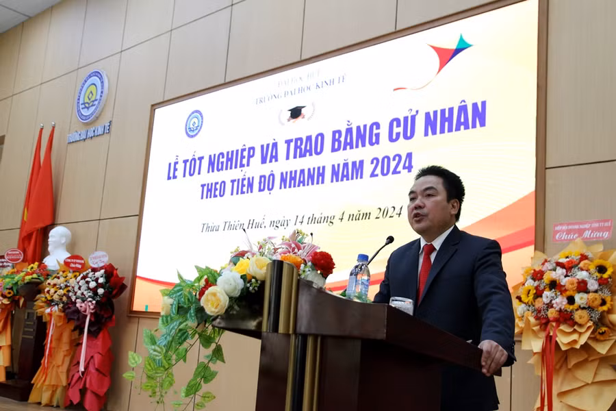 PGS.TS Trương Tấn Quân, Hiệu trưởng Trường ĐH Kinh tế, ĐH Huế phát biểu chúc mừng các tân cử nhân.