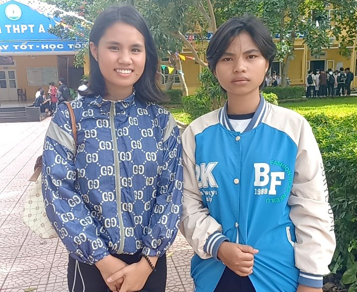 Em Hồ Thị Vui (trái) và Viên Thị Ra Pia - 2 trong 3 học sinh tại Trung tâm Giáo dục Nghề nghiệp – Giáo dục Thường xuyên huyện A Lưới dự thi tốt nghiệp. Em Hồ Thị Vui (trái) và Viên Thị Ra Pia - 2 trong 3 học sinh tại Trung tâm Giáo dục Nghề nghiệp – Giáo dục Thường xuyên huyện A Lưới dự thi tốt nghiệp.